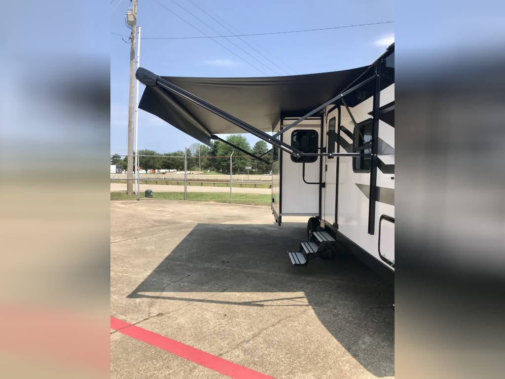 New 2023 Grand Design Travel Trailer RV - Image 31